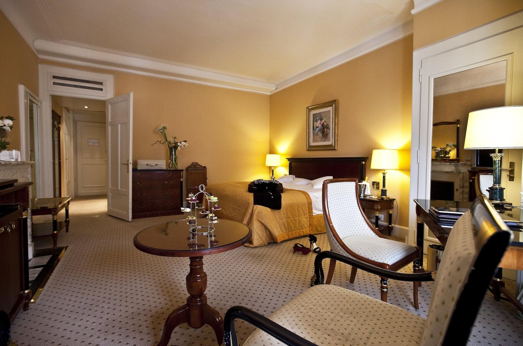 Lausanne Palace Bagian luar foto A room at the hotel