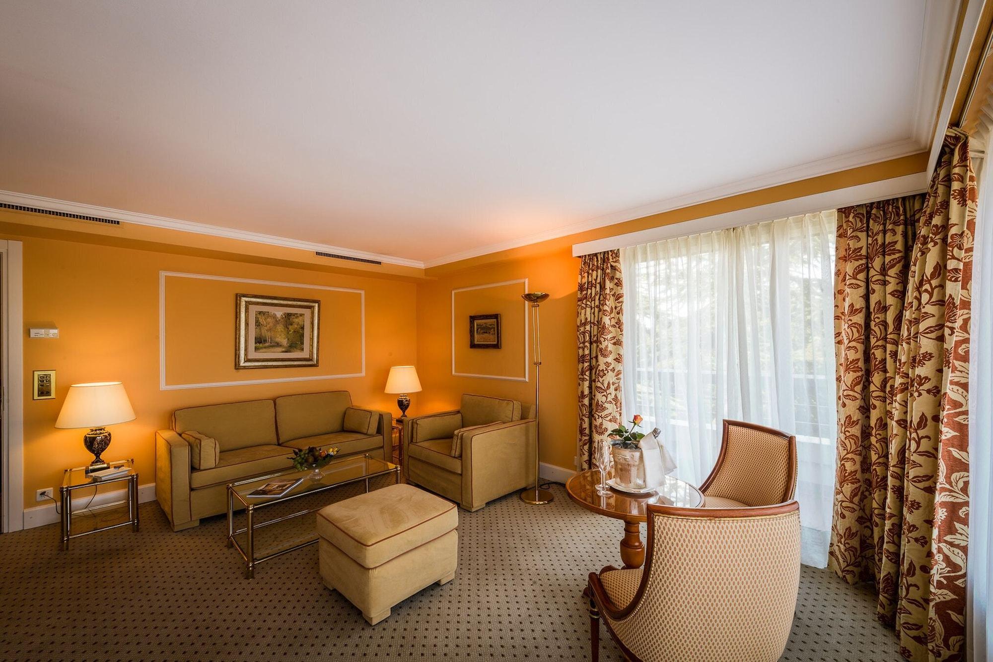 Lausanne Palace Bagian luar foto A suite at the Hotel de Crillon