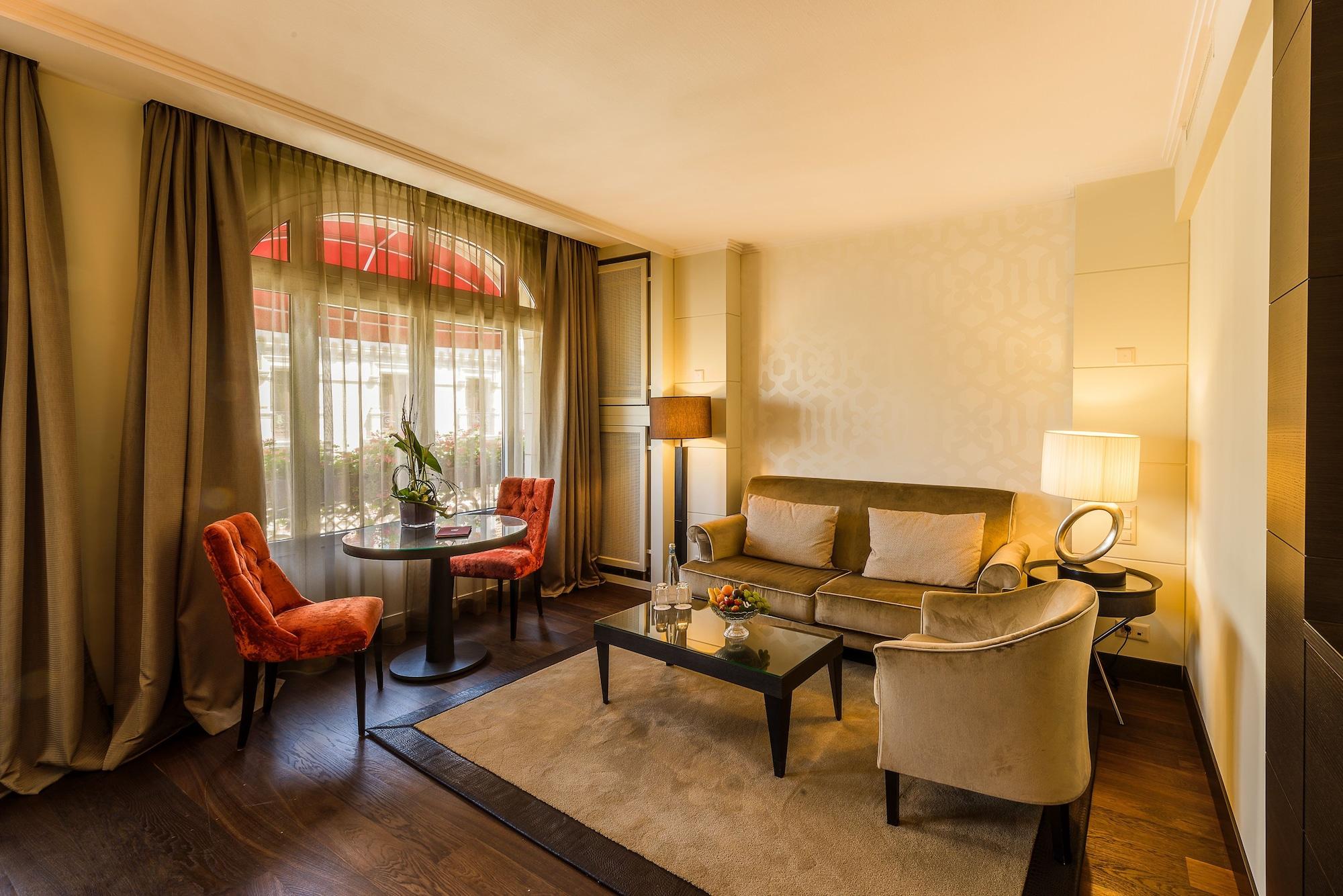 Lausanne Palace Bagian luar foto A suite at the Hotel de Crillon