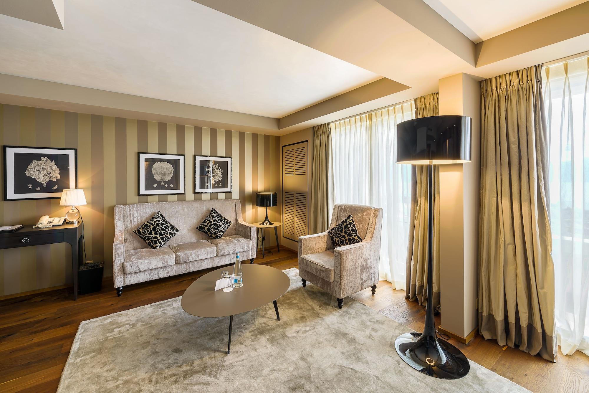 Lausanne Palace Bagian luar foto A suite at the hotel