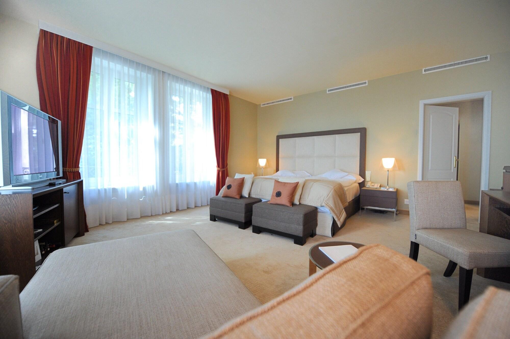 Lausanne Palace Bagian luar foto A bedroom at the hotel