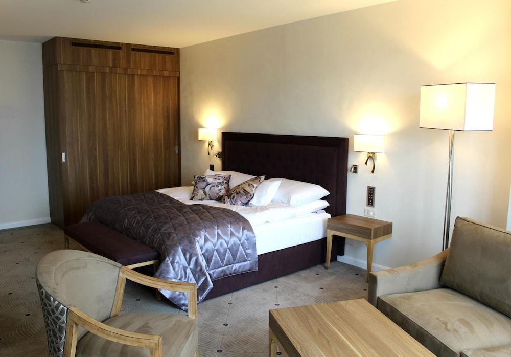Lausanne Palace Bagian luar foto A bedroom at the hotel