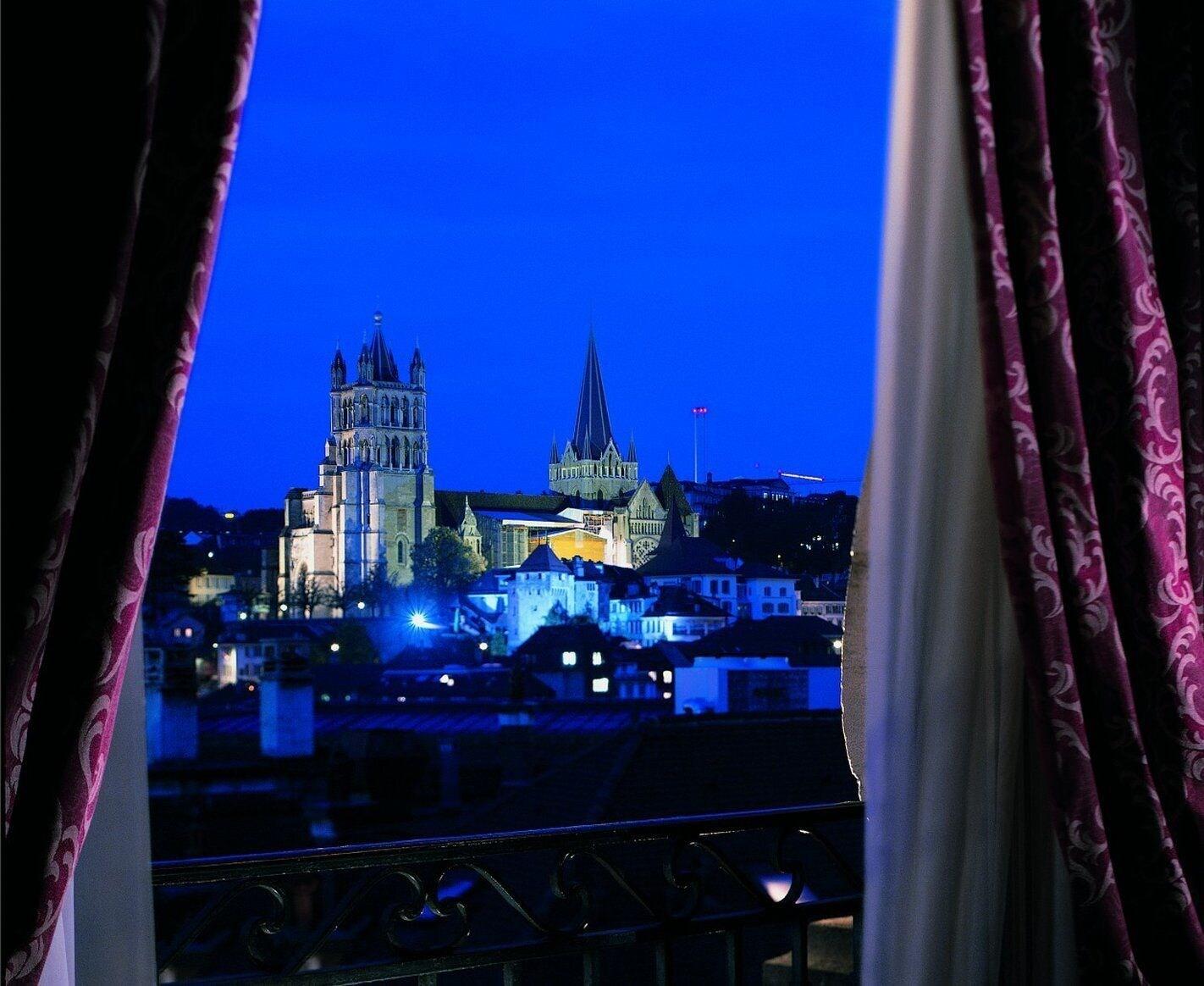 Lausanne Palace Bagian luar foto View of the historic centre of Regensburg from the Hotel