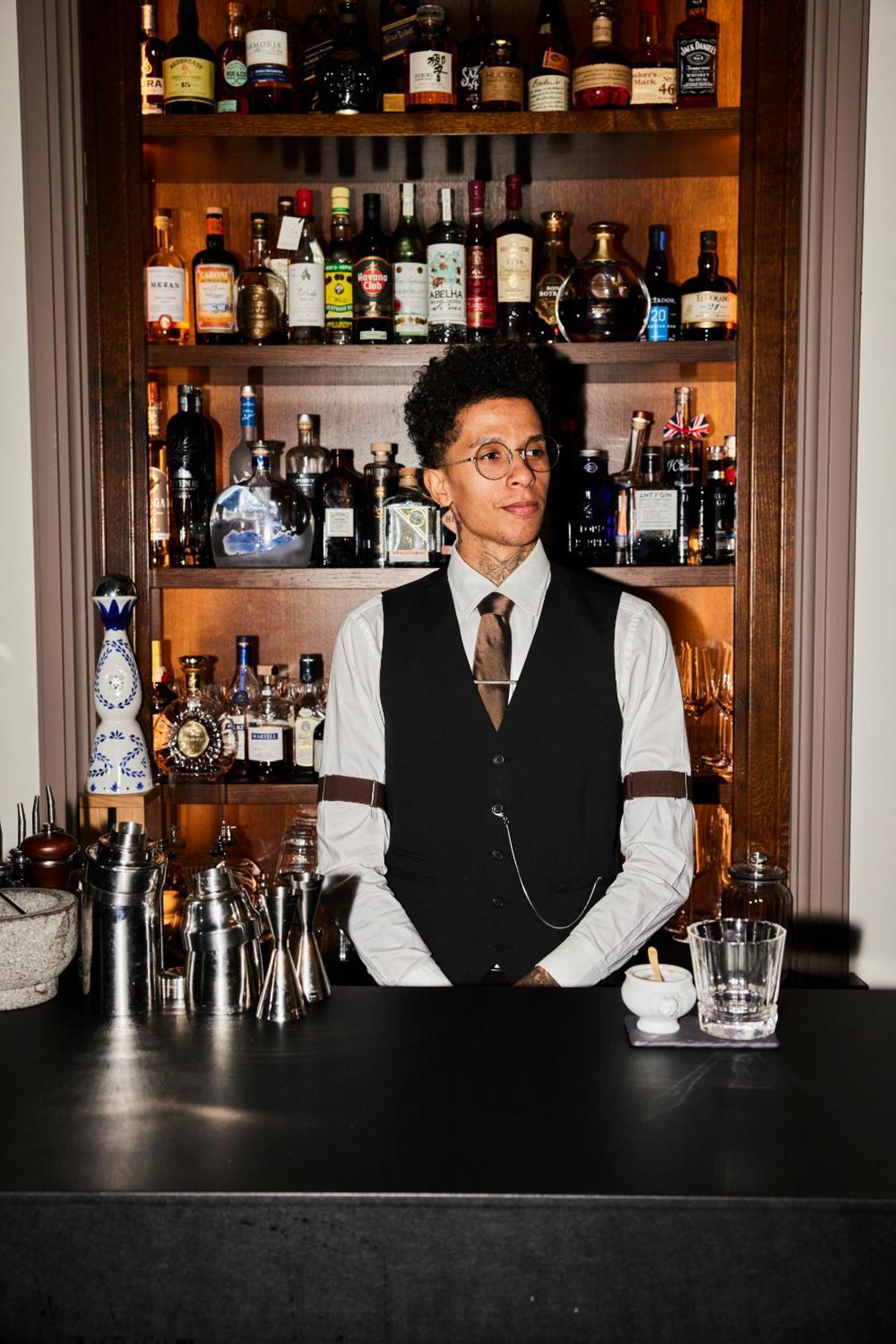 Lausanne Palace Bagian luar foto A bartender at work