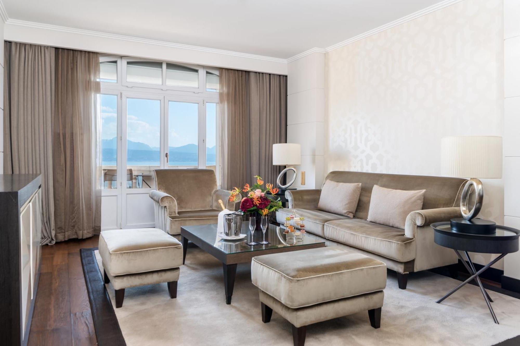 Lausanne Palace Bagian luar foto A living room at the Four Seasons Hotel
