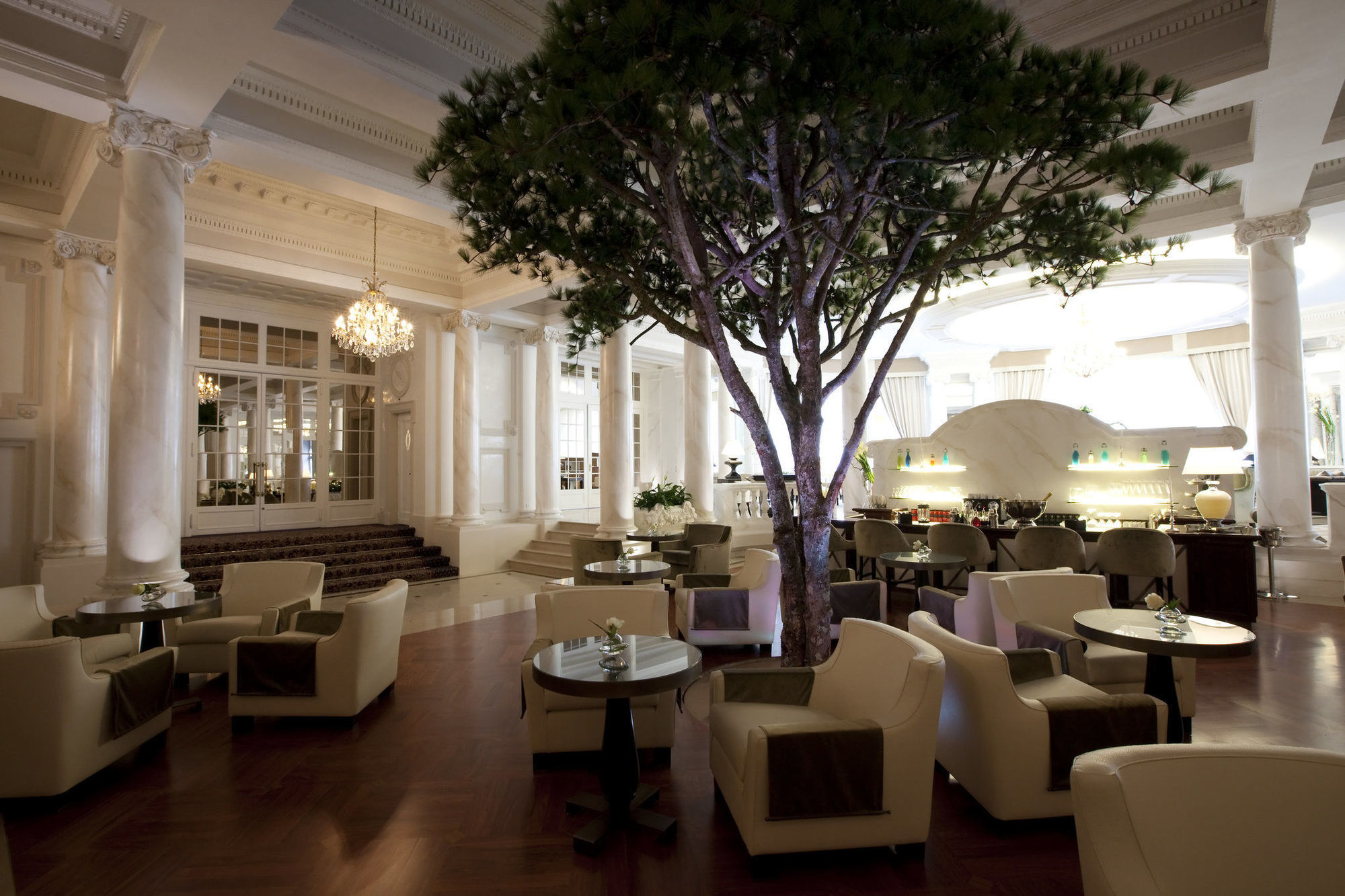 Lausanne Palace Restoran foto The lobby of the hotel