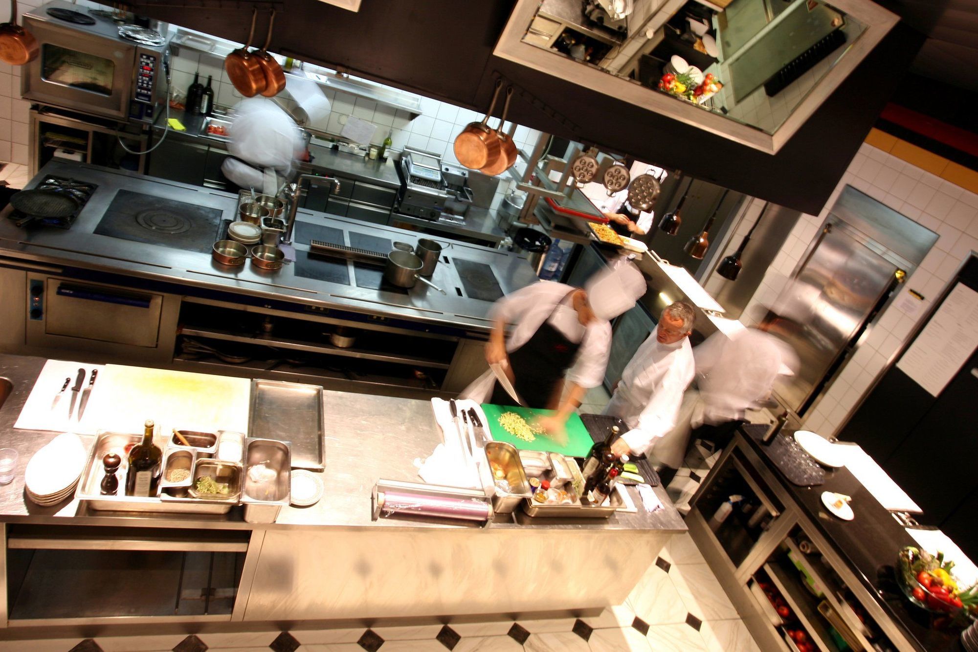Lausanne Palace Restoran foto A restaurant kitchen