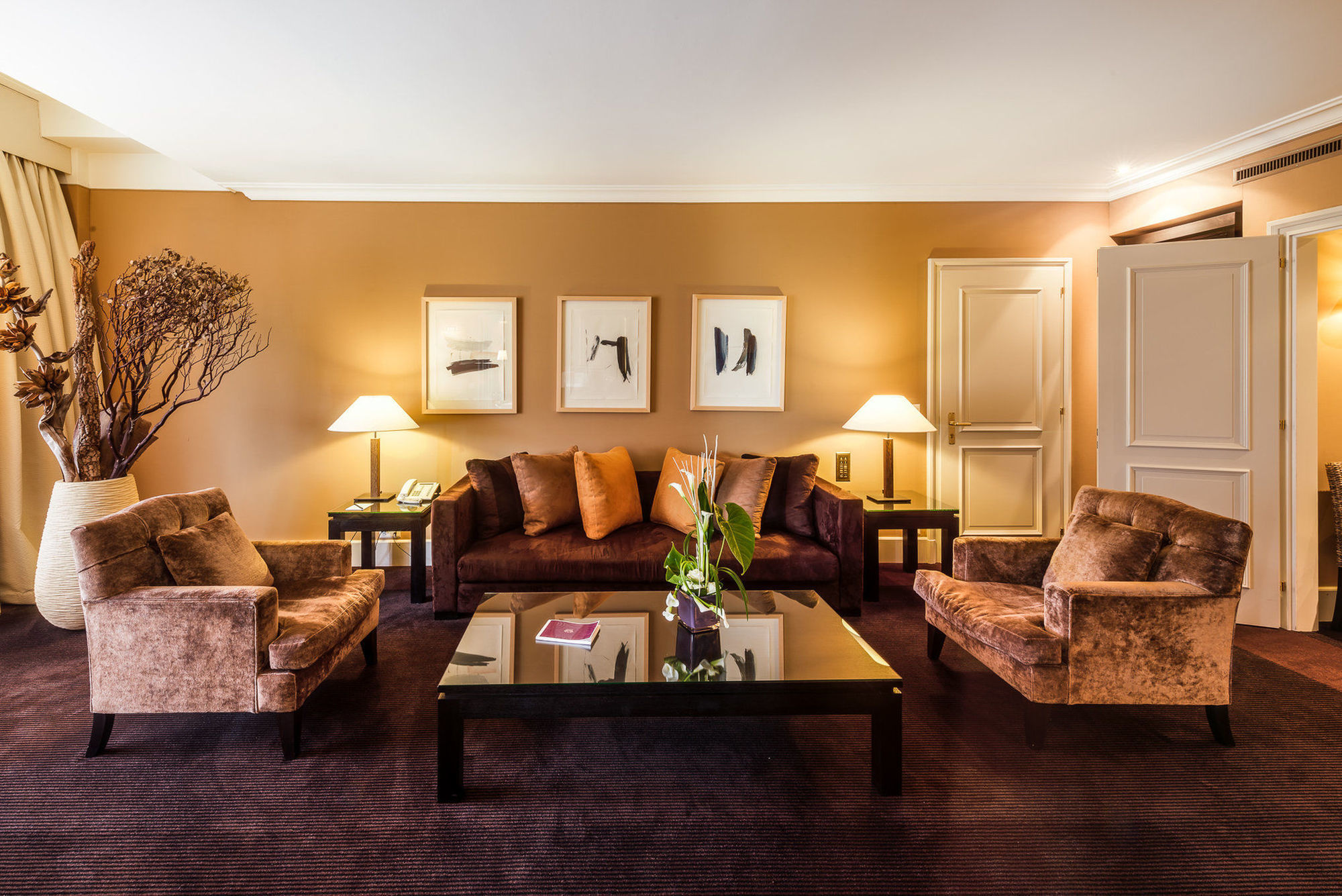 Lausanne Palace Bagian luar foto A living room