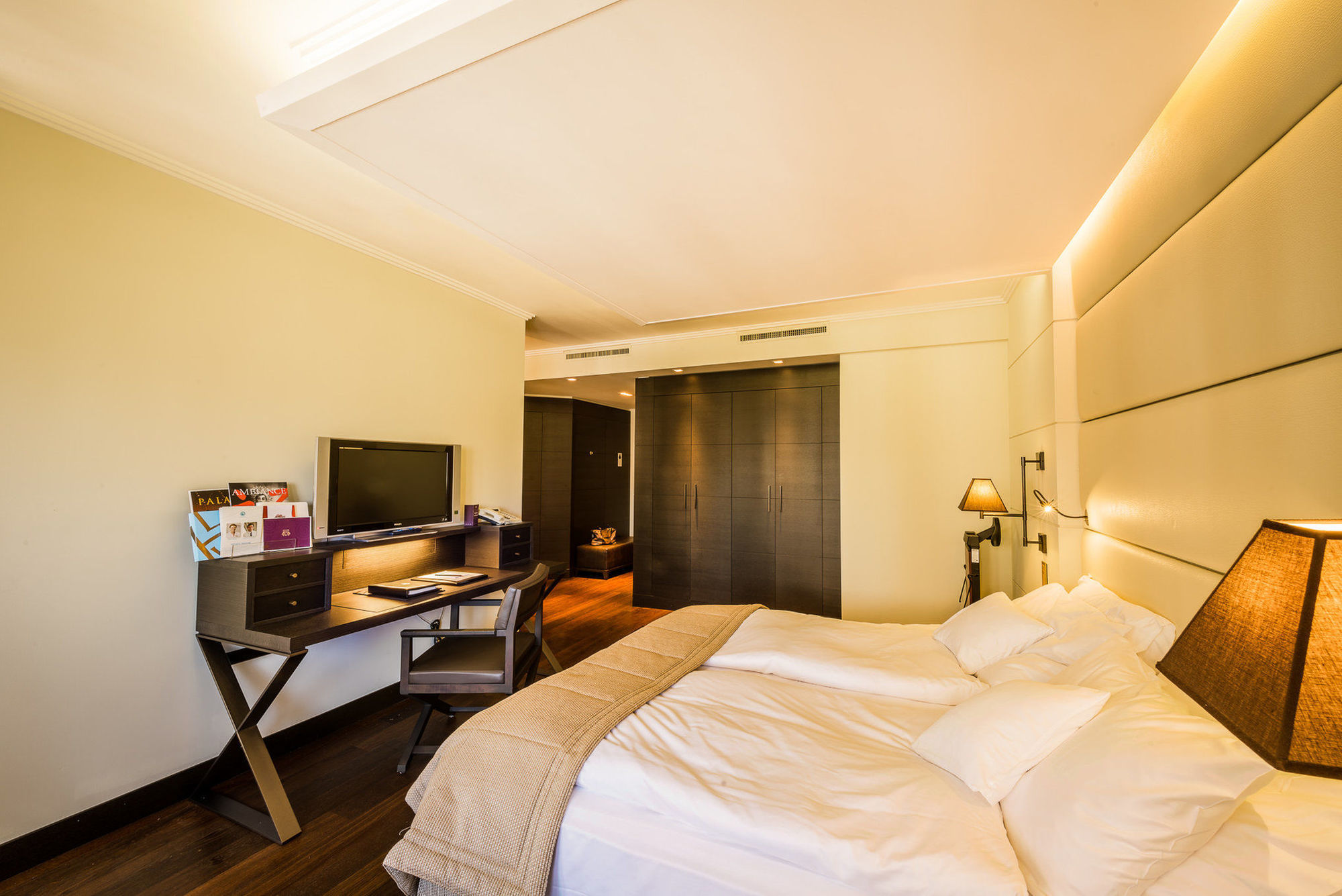 Lausanne Palace Bagian luar foto A room at the hotel