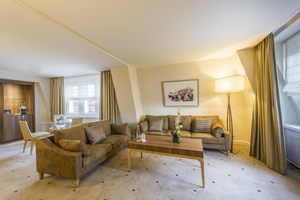 Lausanne Palace Bagian luar foto Suite at the Hotel de Crillon